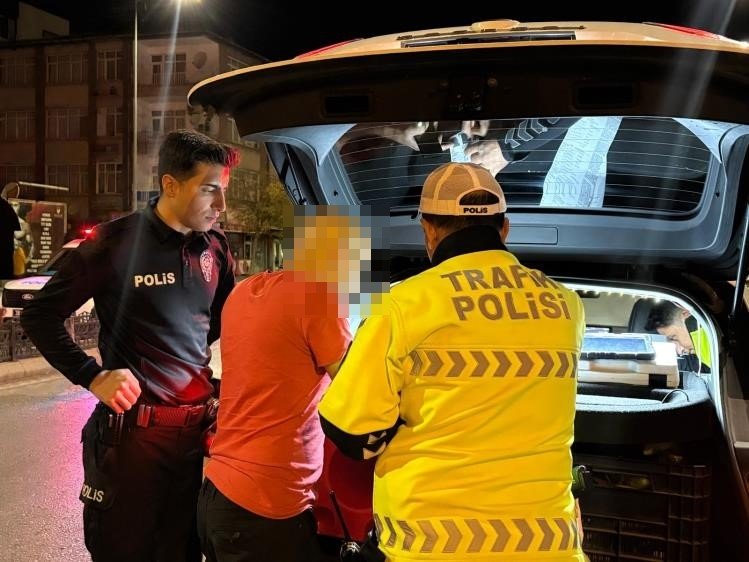 Kayseri'de ilginç görüntü! Yolun ortasında araçta uyuyakaldı, cezayla uyandı