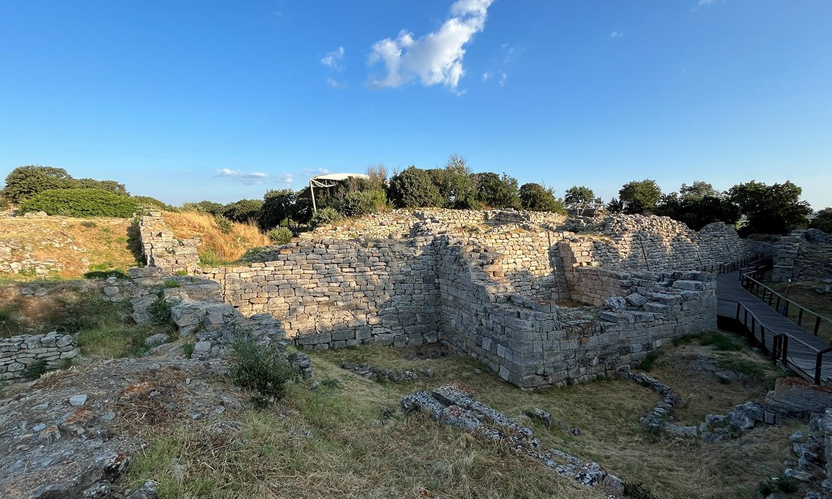 Prof. Dr. Rüstem Aslan “Troya’da  bu sezon önemli ölçüde  Helenistik ve Roma dönemi  aşağı kentine odaklanıyoruz.  Özellikle aşağı kentin planının,  caddelerinin, yapılaşmasının  ve kaleyle ilişkilerinin daha iyi  anlaşılmasını hedefliyoruz” diyor.