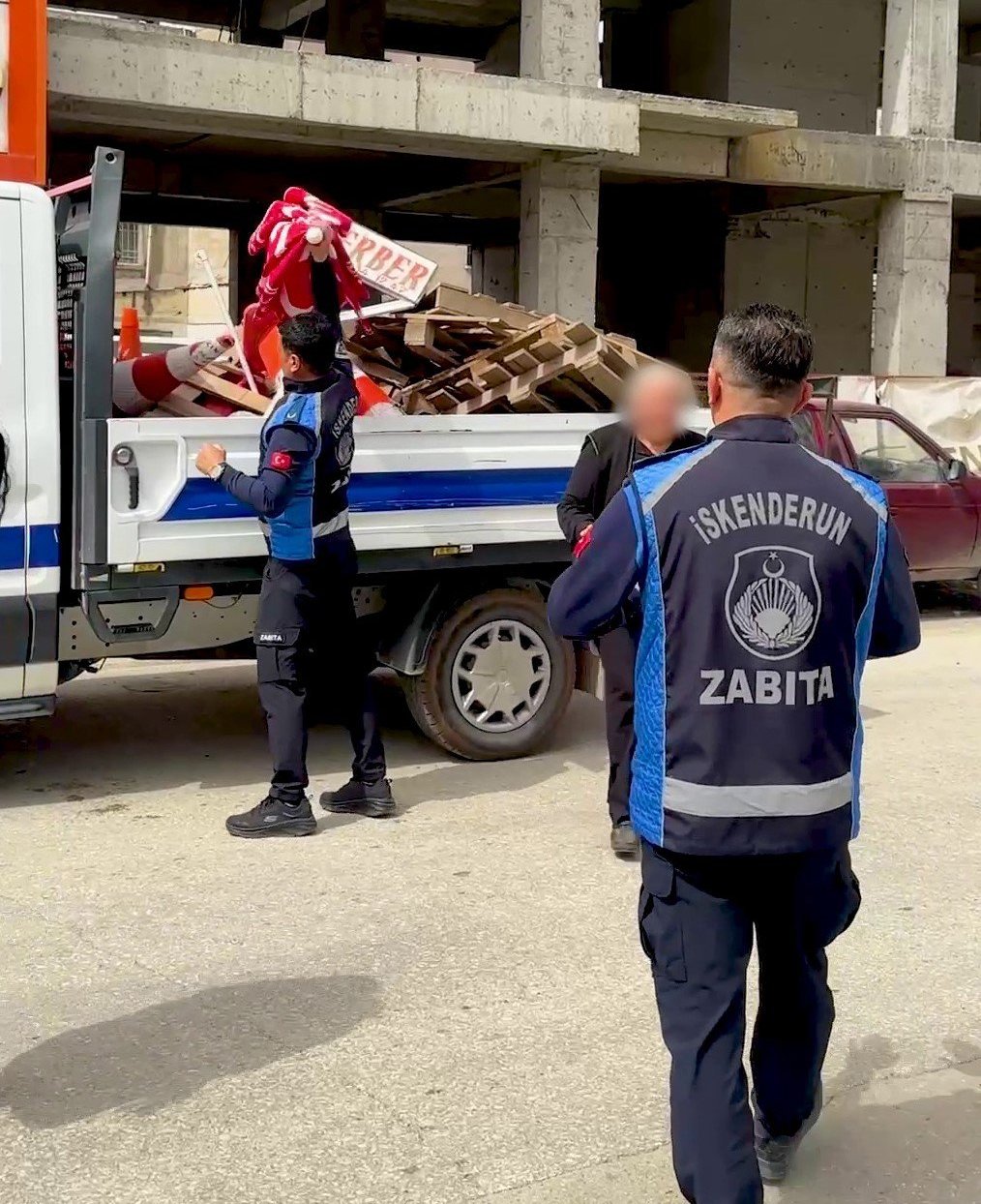 Kendini kurtarmak için  Belediye başkanı akrabam  dedi! Tabelasının gidişini izledi