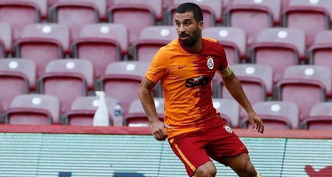 Eski milli oyuncu, aktif futbol kariyerini Galatasaray'da tamamladı.