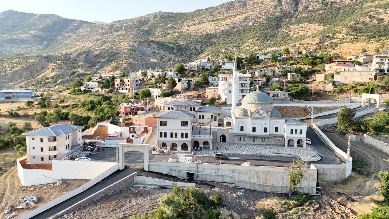 Siirt’te “Kardeşlik iklimi” için somut adım: Bilvanis camii ve külliyesi hizmete açıldı