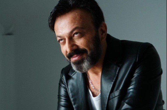 Ünlü oyuncuya son görev! Evinde ölü bulunan Serhat Kılıç defnedildi