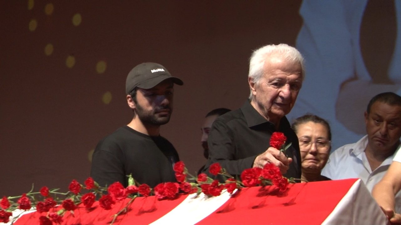 Ünlü oyuncuya son görev! Evinde ölü bulunan Serhat Kılıç defnedildi