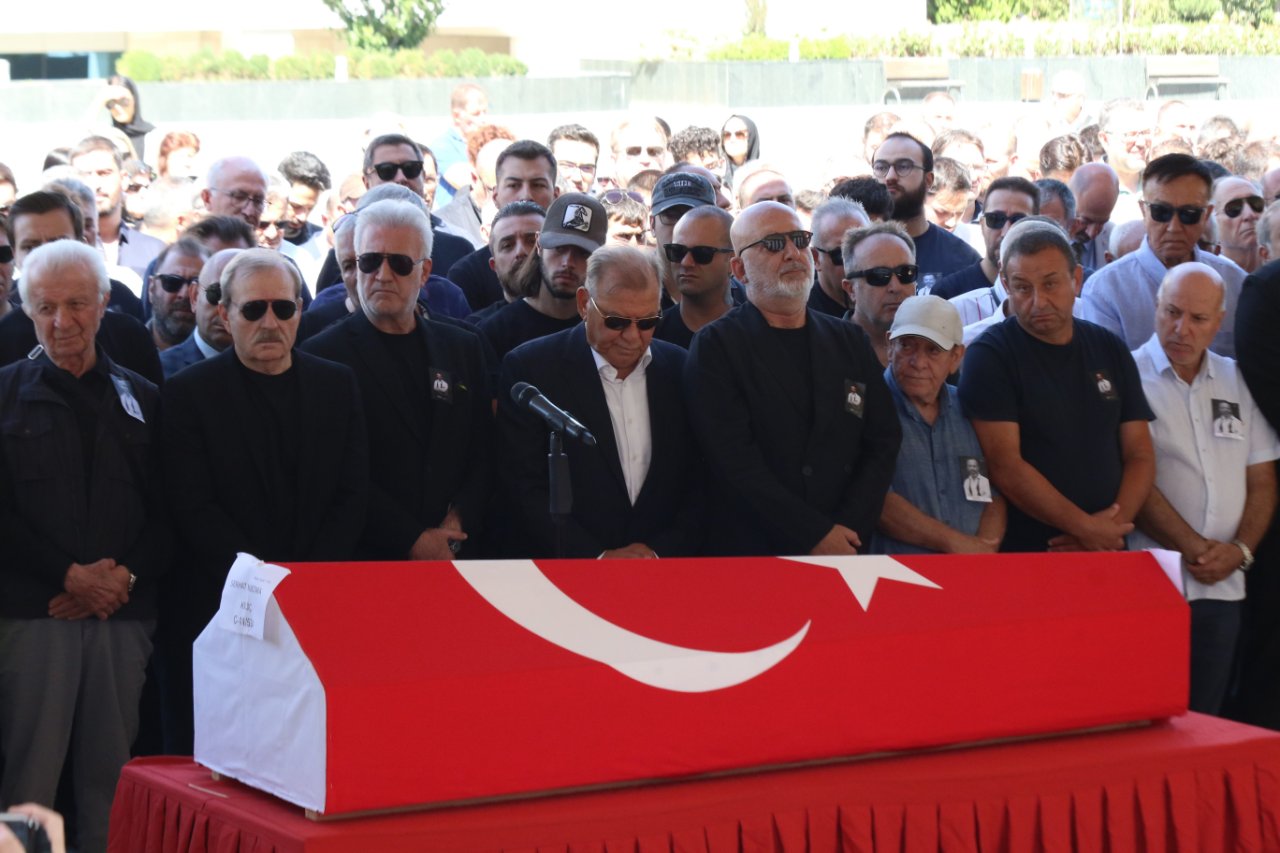 Ünlü oyuncuya son görev! Evinde ölü bulunan Serhat Kılıç defnedildi