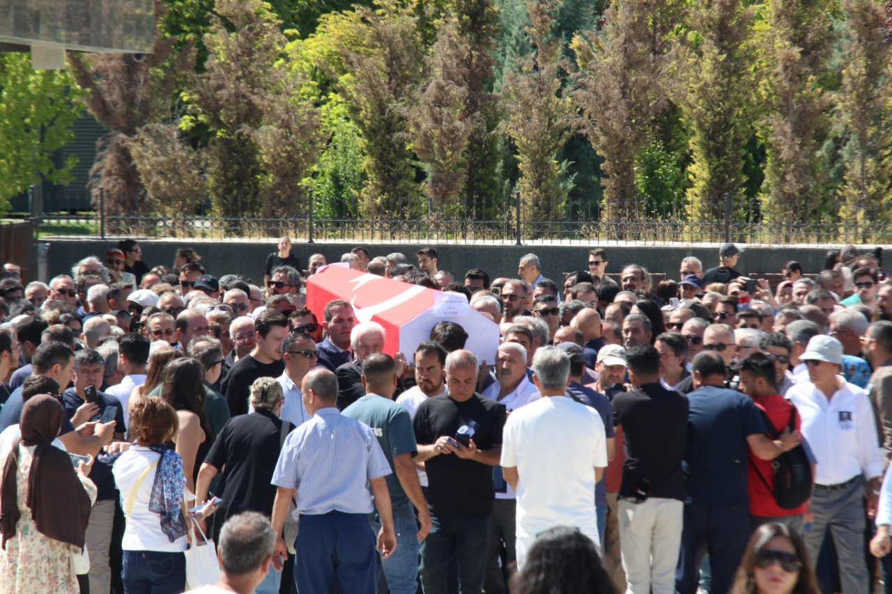 Ünlü oyuncuya son görev! Evinde ölü bulunan Serhat Kılıç defnedildi