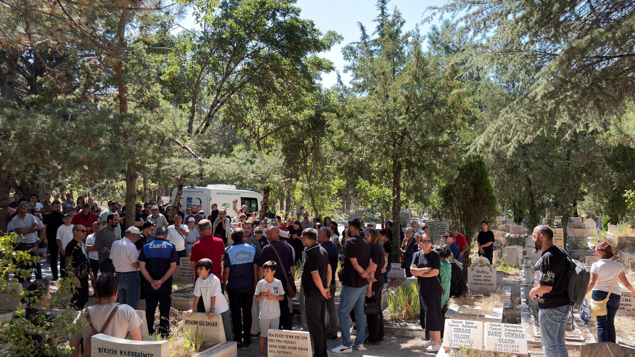 Ünlü oyuncuya son görev! Evinde ölü bulunan Serhat Kılıç defnedildi