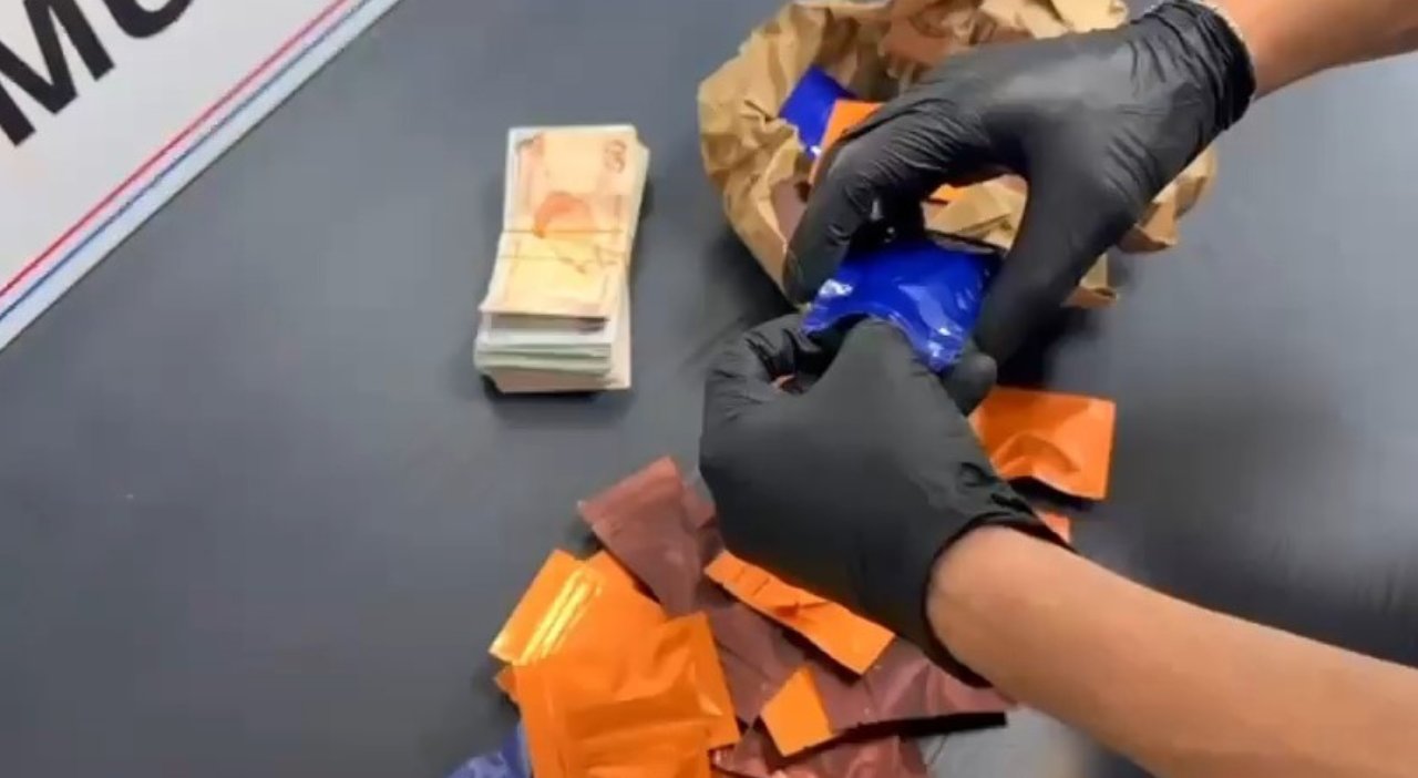 Zehir tacirlerinin sinsi tezgahı ifşa oldu! Cips ve ıslak mendil paketlerine saklamışlar