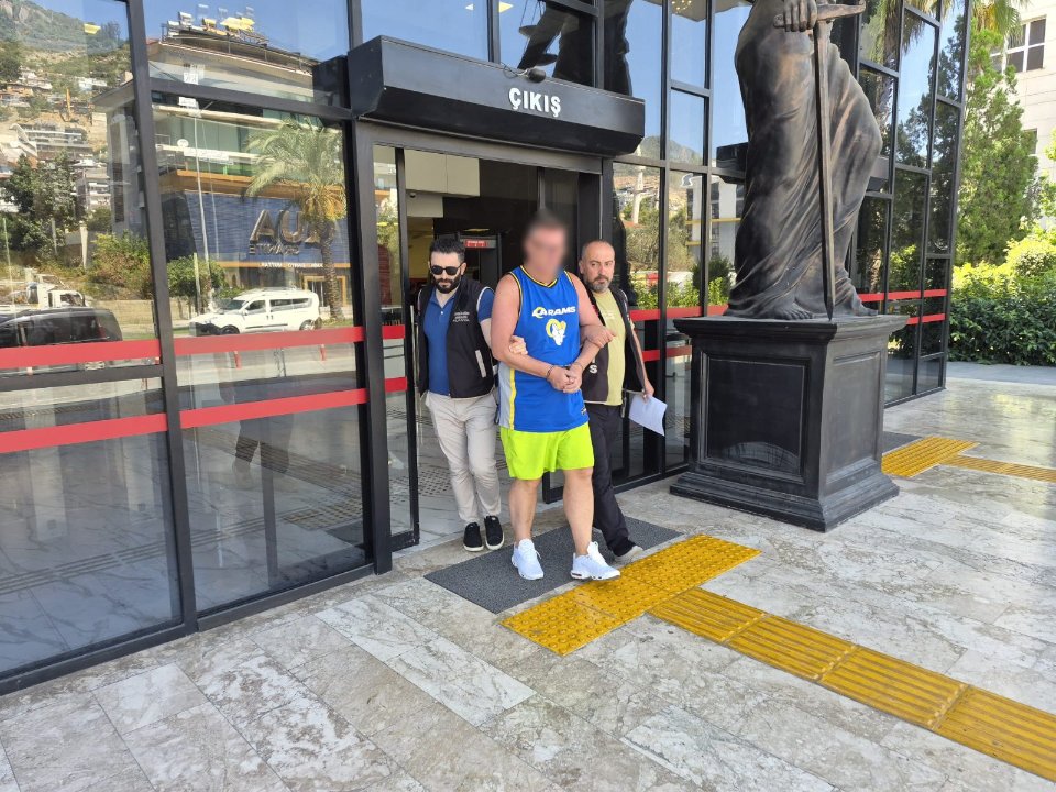 Antalya'da Türk bayrağına tüküren İngiliz turist tutuklandı