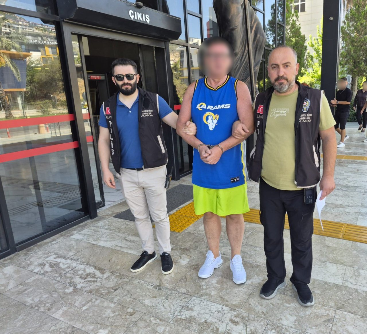 Antalyada Türk bayrağına tüküren İngiliz turist tutuklandı