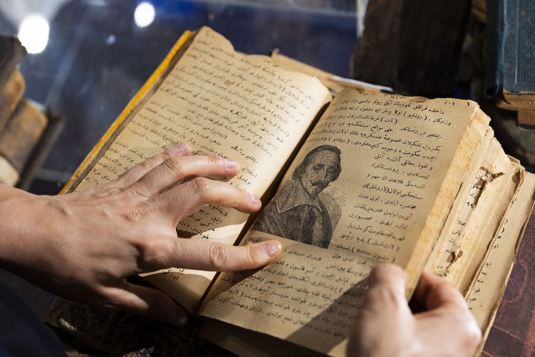 Asırlık kitaplar onların elinde şifa buluyor: 500 yıl daha dayanıyor!