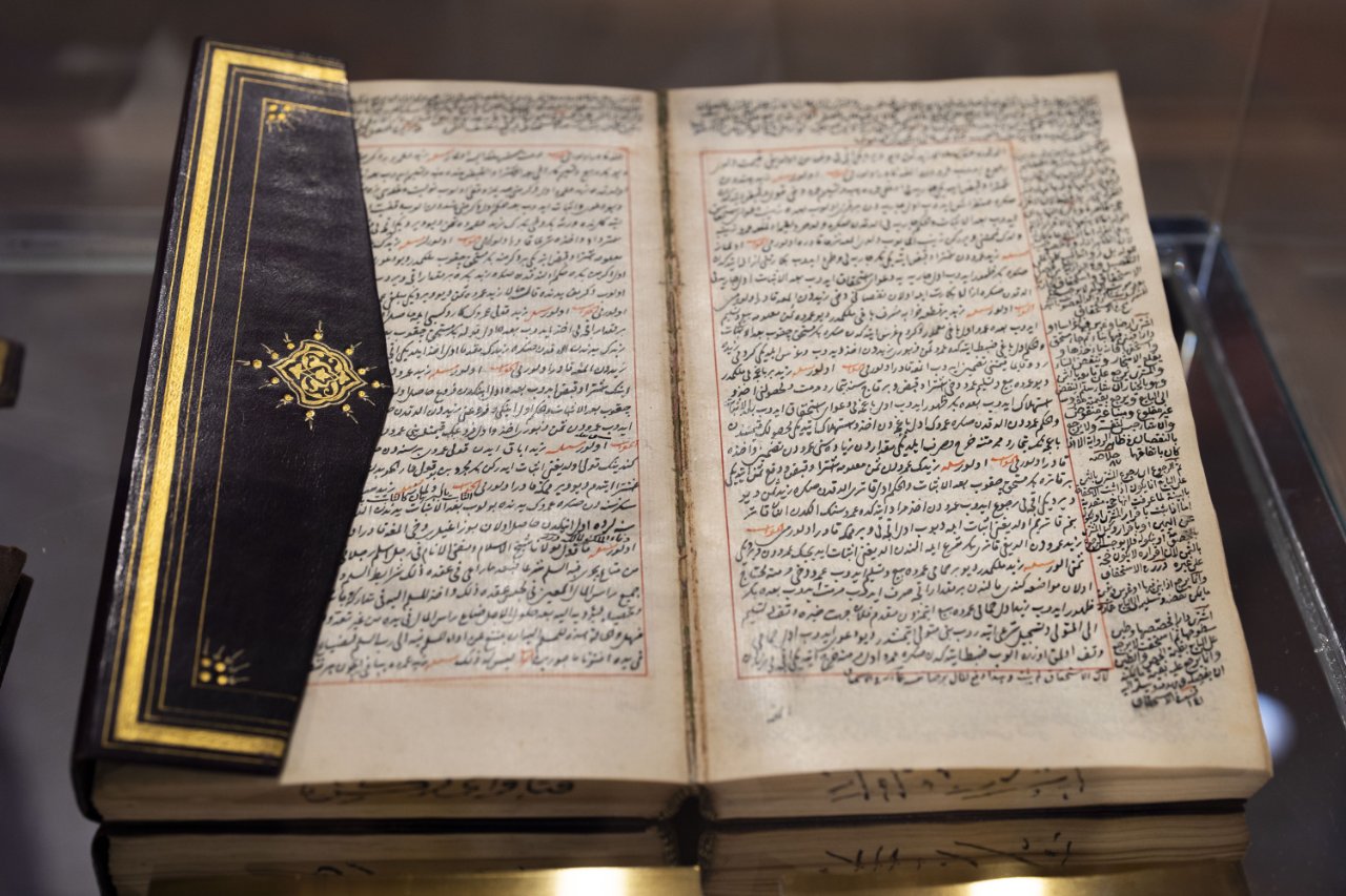 Asırlık kitaplar onların elinde şifa buluyor: 500 yıl daha dayanıyor!
