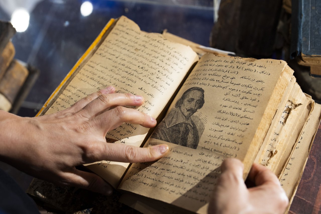Asırlık kitaplar onların elinde şifa buluyor: 500 yıl daha dayanıyor!