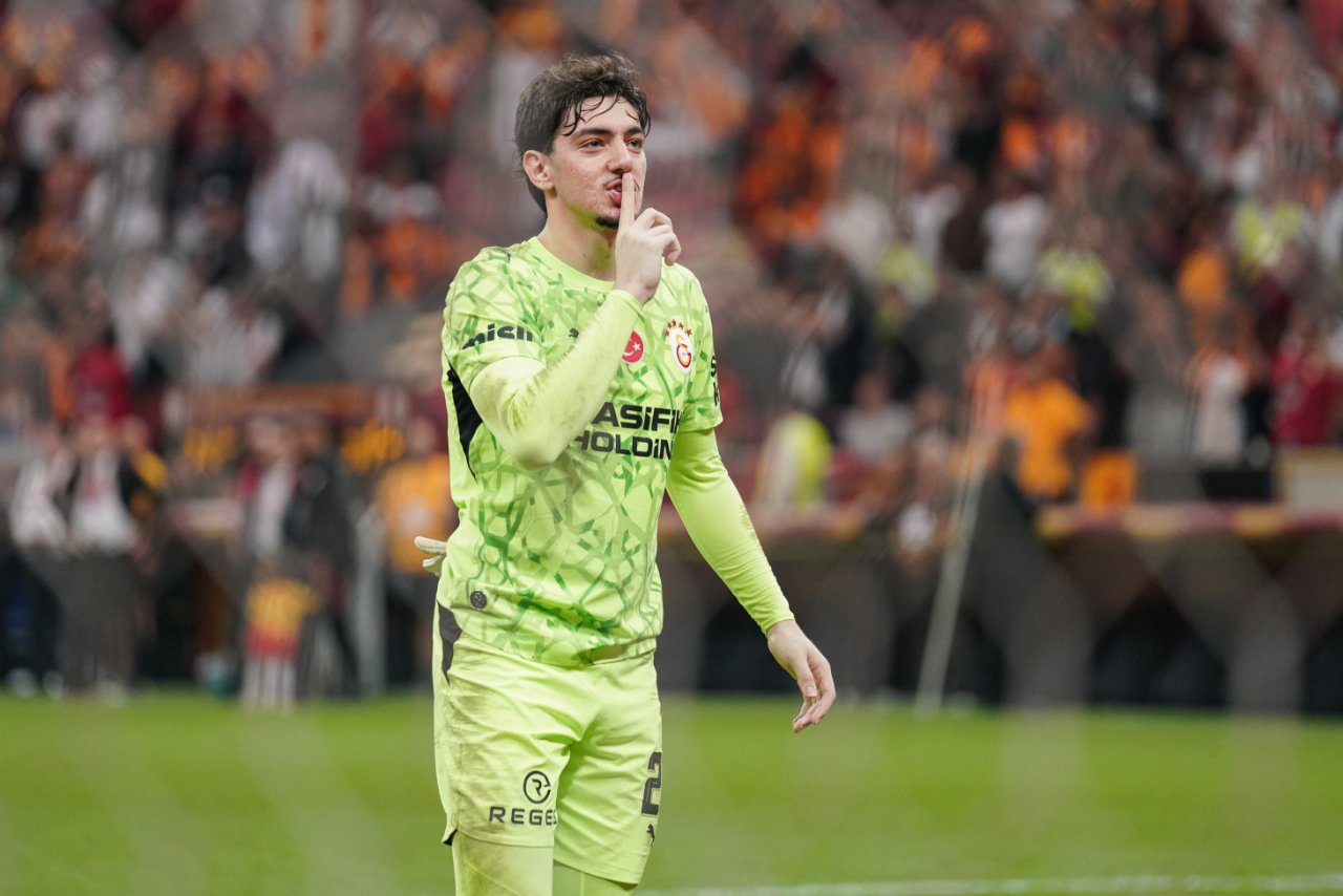 Genç oyuncu, 3-2 biten Göztepe maçı sonrası galibiyet sevincini taraftarla yaşadı.