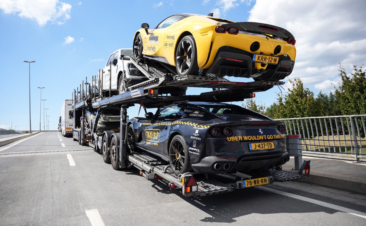 Görenler gözlerine inanamadı! Ferrari, Aston Martin, Porsche... Milyon dolarlık araç filosu İstanbul'da