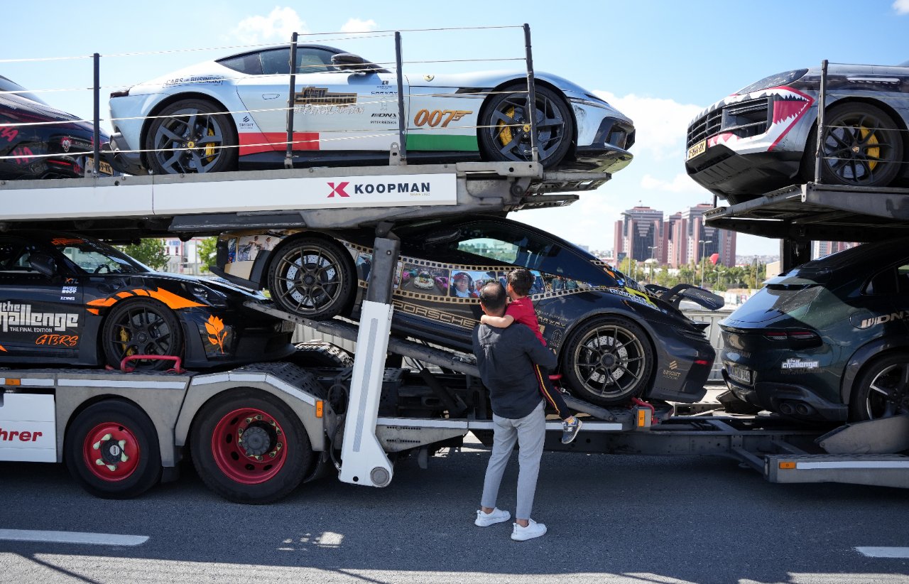 Görenler gözlerine inanamadı! Ferrari, Aston Martin, Porsche... Milyon dolarlık araç filosu İstanbul'da