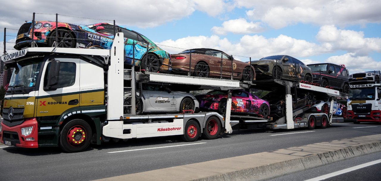 Görenler gözlerine inanamadı! Ferrari, Aston Martin, Porsche... Milyon dolarlık araç filosu İstanbul'da