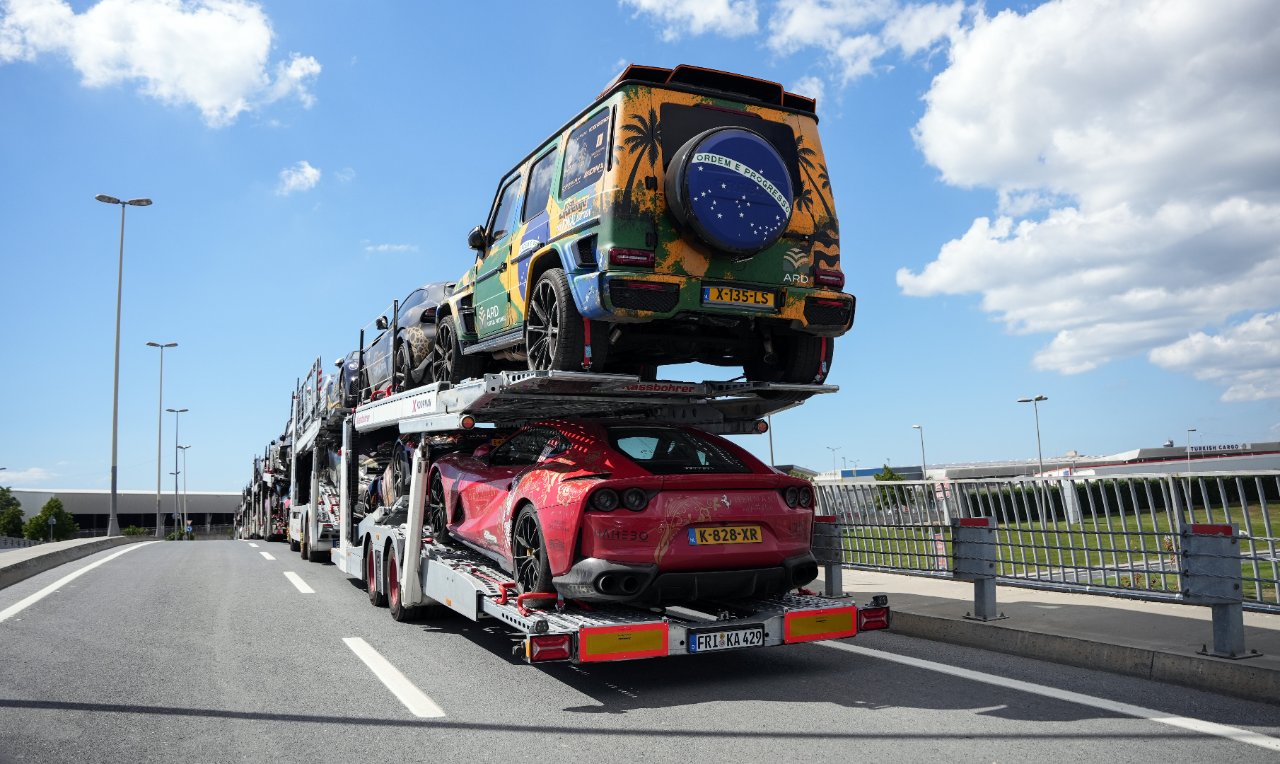 Görenler gözlerine inanamadı! Ferrari, Aston Martin, Porsche... Milyon dolarlık araç filosu İstanbul'da