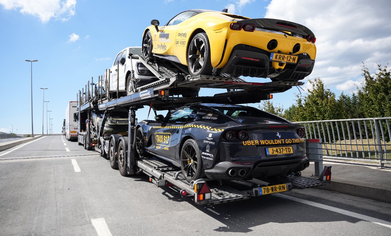 Görenler gözlerine inanamadı! Ferrari, Aston Martin, Porsche... Milyon dolarlık araç filosu İstanbul'da