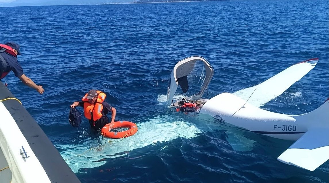 Gürcistan’dan havalanan uçak Rize açıklarında denize acil iniş yaptı