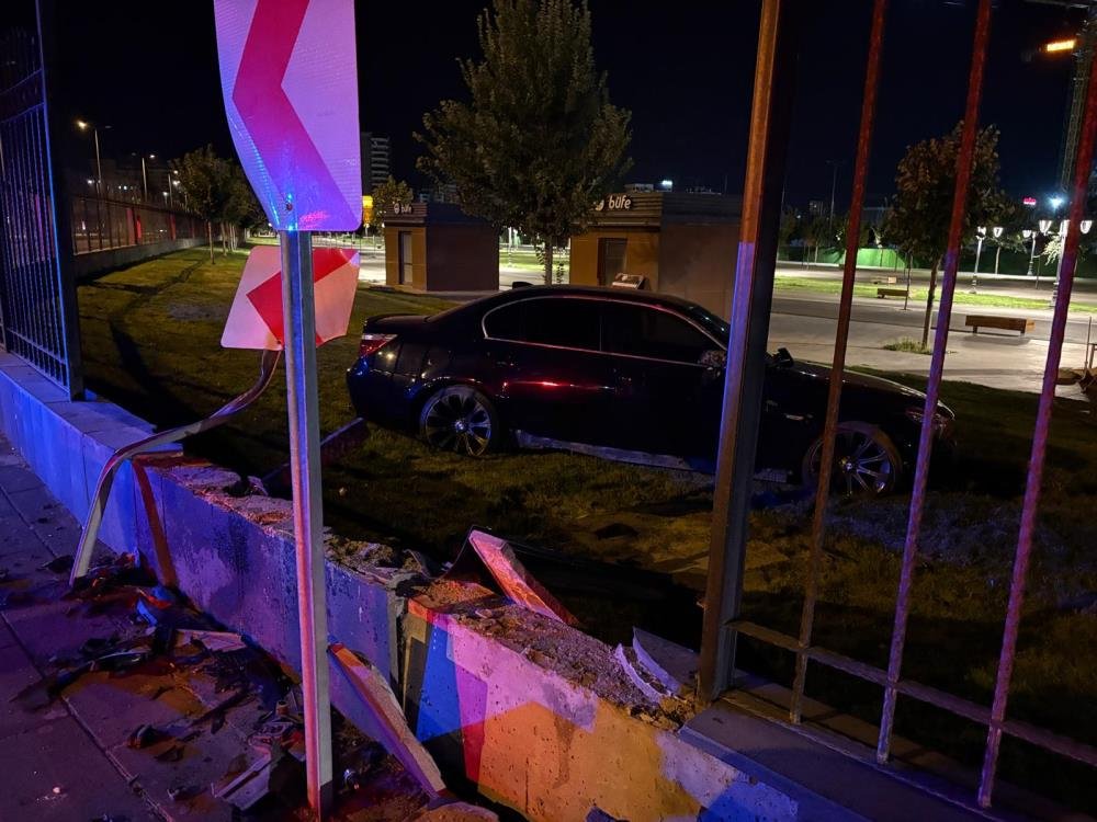İlginç kaza! Kaldırımdan sekip 1 metrelik duvarı aştı
