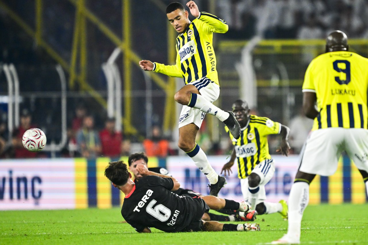 Fenerbahçe, son maçında Beşiktaş'a 2-1 mağlup oldu.