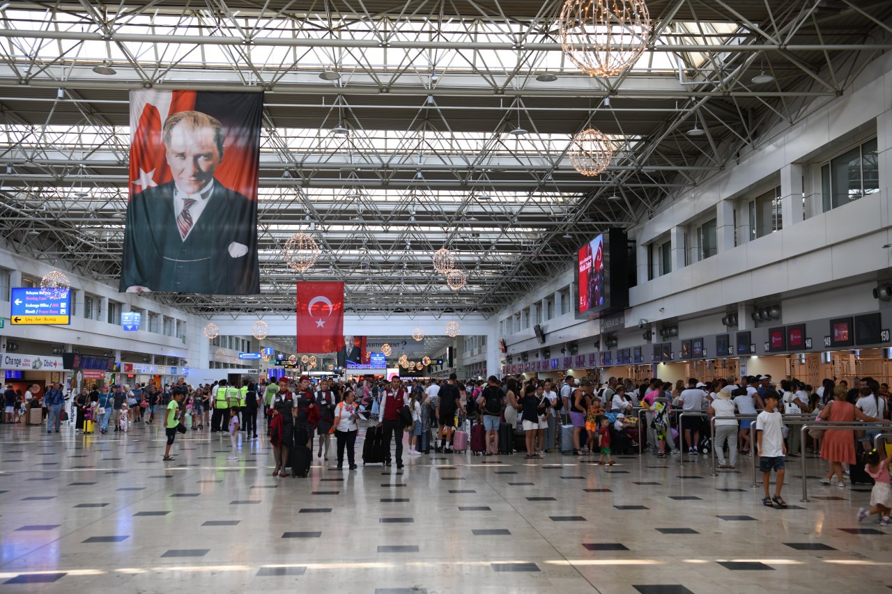 İstanbul ve Antalya havalimanları 8 ayda 81,7 milyon yolcuyu ağırladı