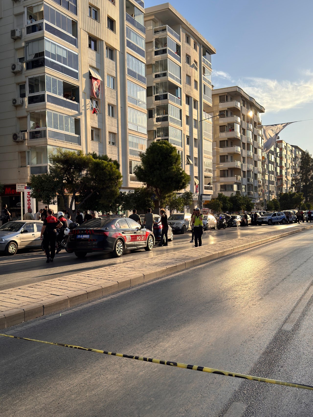 İzmir’de rehine krizi! Banka soyguncusu özel harekatı görünce teslim oldu
