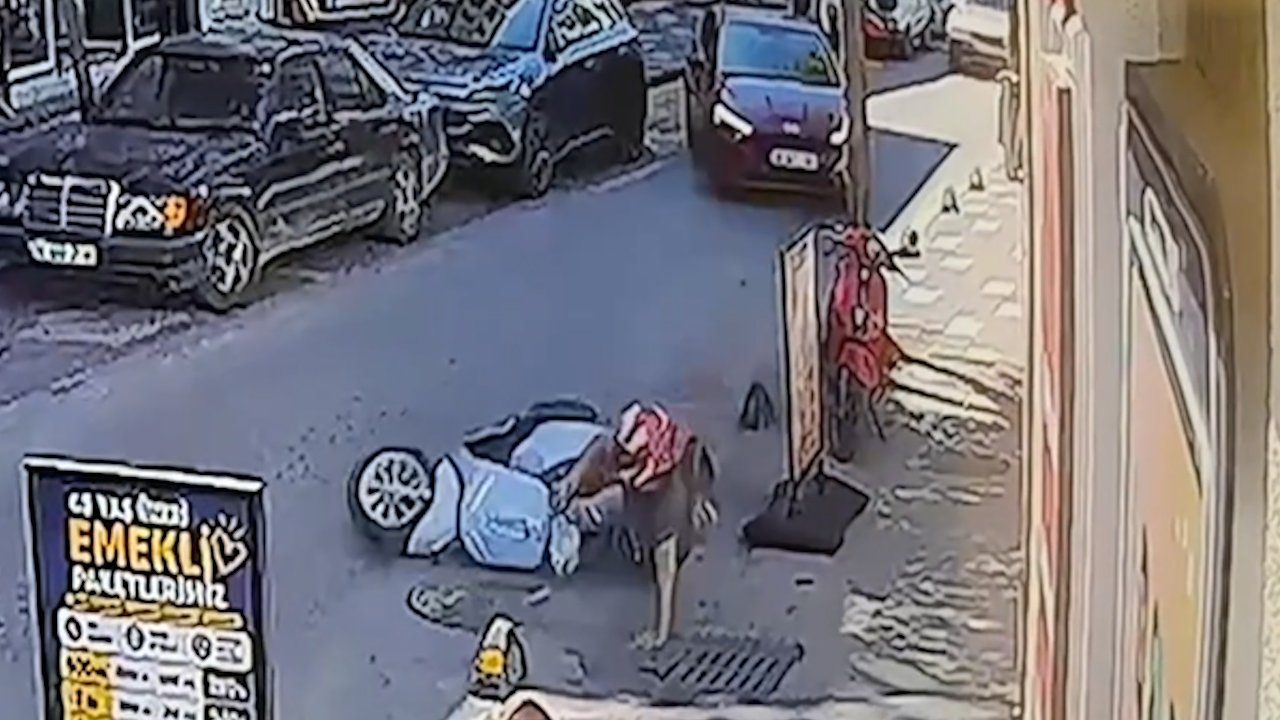 Otomobile çarpmamak için manevra yaptı, taş dubaya çarpıp savruldu! O anlar kamerada