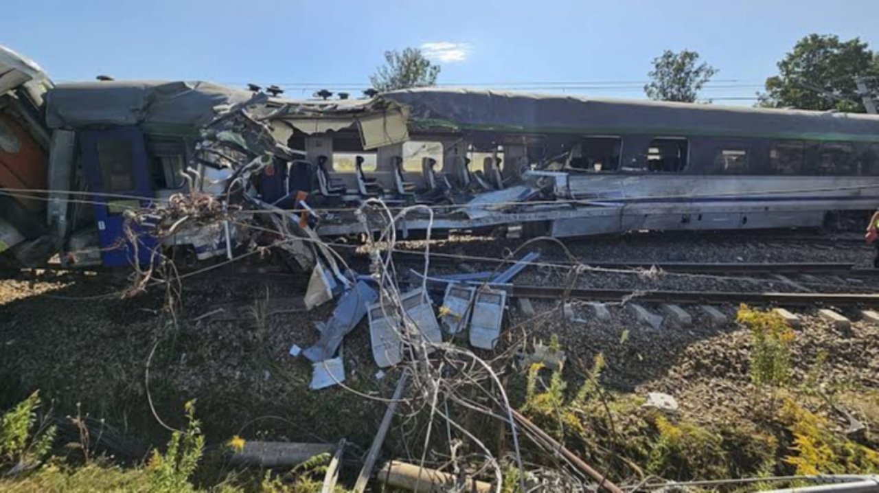 Polonya'da yolcu treni kamyonla çarpıştı! Vagonlar devrildi, ölü ve yaralılar var