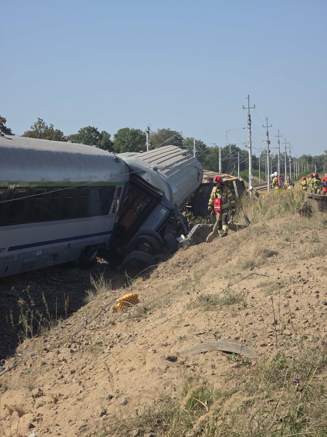 Polonyada yolcu treni kamyonla çarpıştı! Vagonlar devrildi, ölü ve yaralılar var