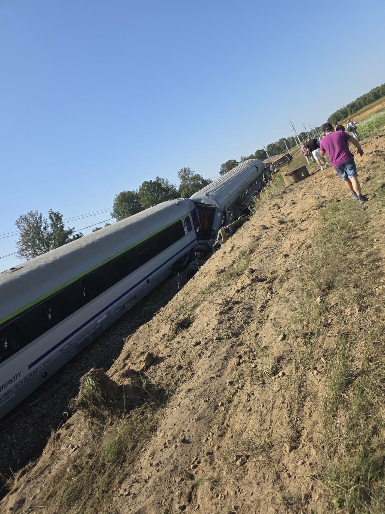 Polonyada yolcu treni kamyonla çarpıştı! Vagonlar devrildi, ölü ve yaralılar var