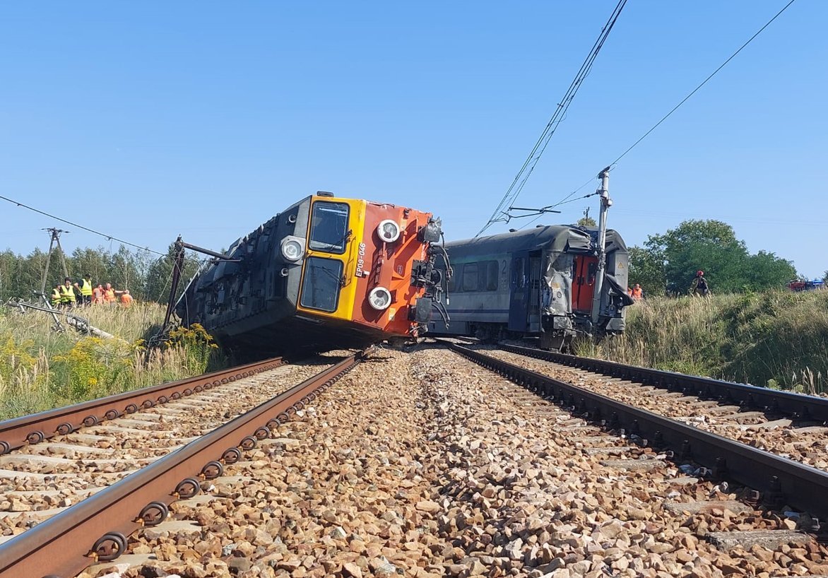 Polonyada yolcu treni kamyonla çarpıştı! Vagonlar devrildi, ölü ve yaralılar var