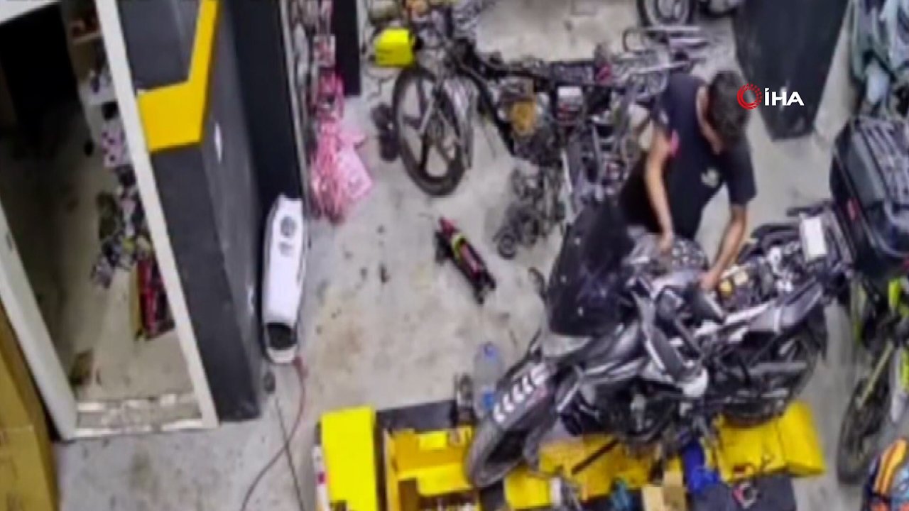 Sabaha kadar çalışan kalfasını kamerada izledi! Taksitle sattığı motosikleti hediye etti
