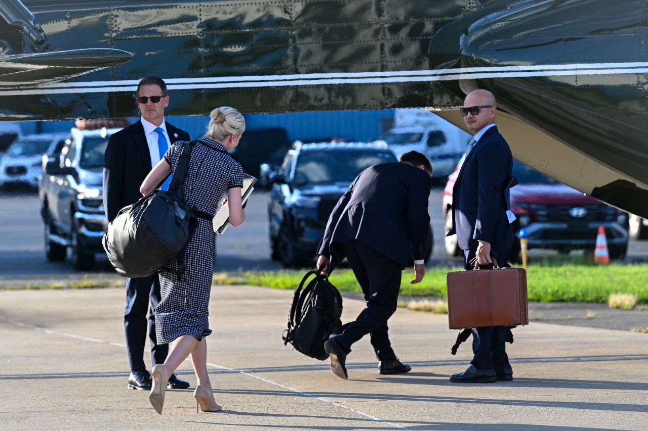 Trump’tan 3 kadın danışmanına servet değerinde hediye! Beyaz Saray'ı karıştırdı