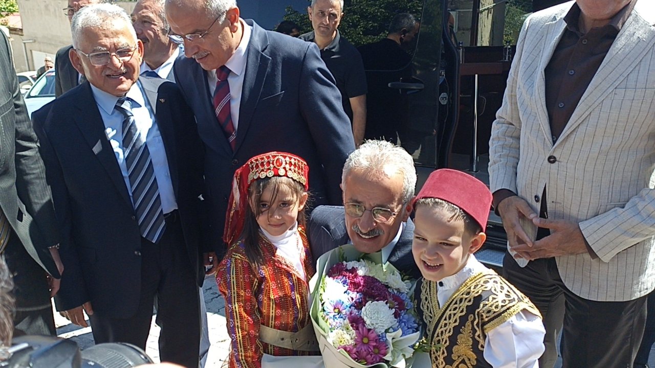 Ulaştırma Bakanı Uraloğlundan seçim açıklaması: İnşallah Cumhurbaşkanımızı yeniden seçeceğiz