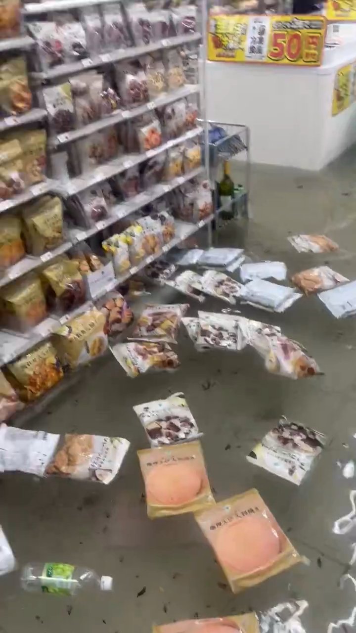 Ülkeyi sel vurdu! Kanalizasyonlar taştı, sular araçları yuttu: Yaralılar var