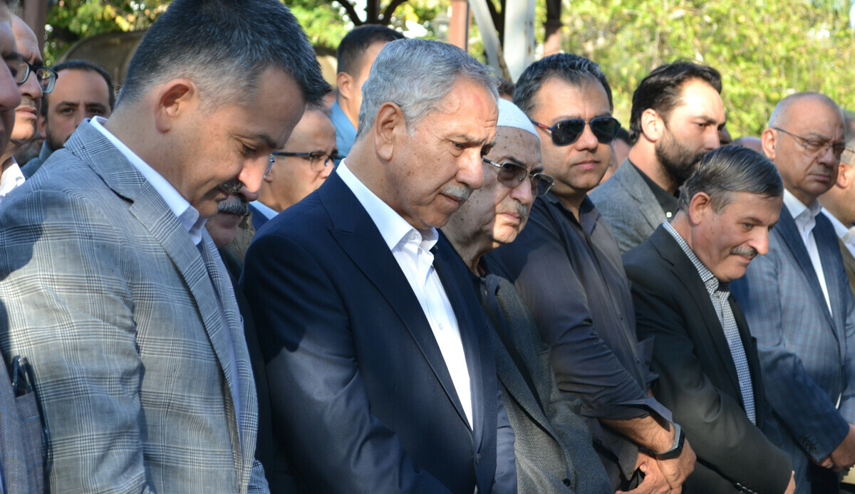Bülent Arınç’ın acı günü, ağabeyini toprağa verdi Bülent Arınç’ın acı günü, ağabeyini toprağa verdi