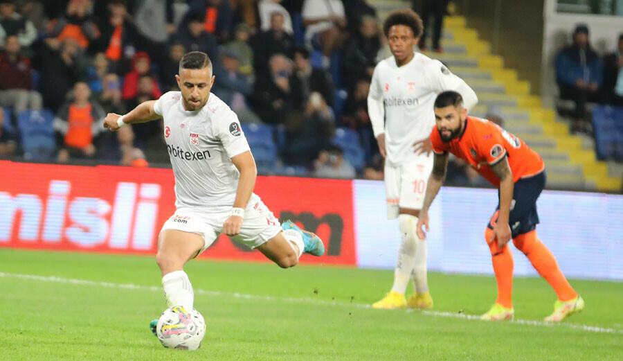 Medipol Başakşehir'e Sivasspor dur dedi! 9. haftada ilk galibiyet sevinci Medipol Başakşehir'e Sivasspor dur dedi! 9. haftada ilk galibiyet sevinci