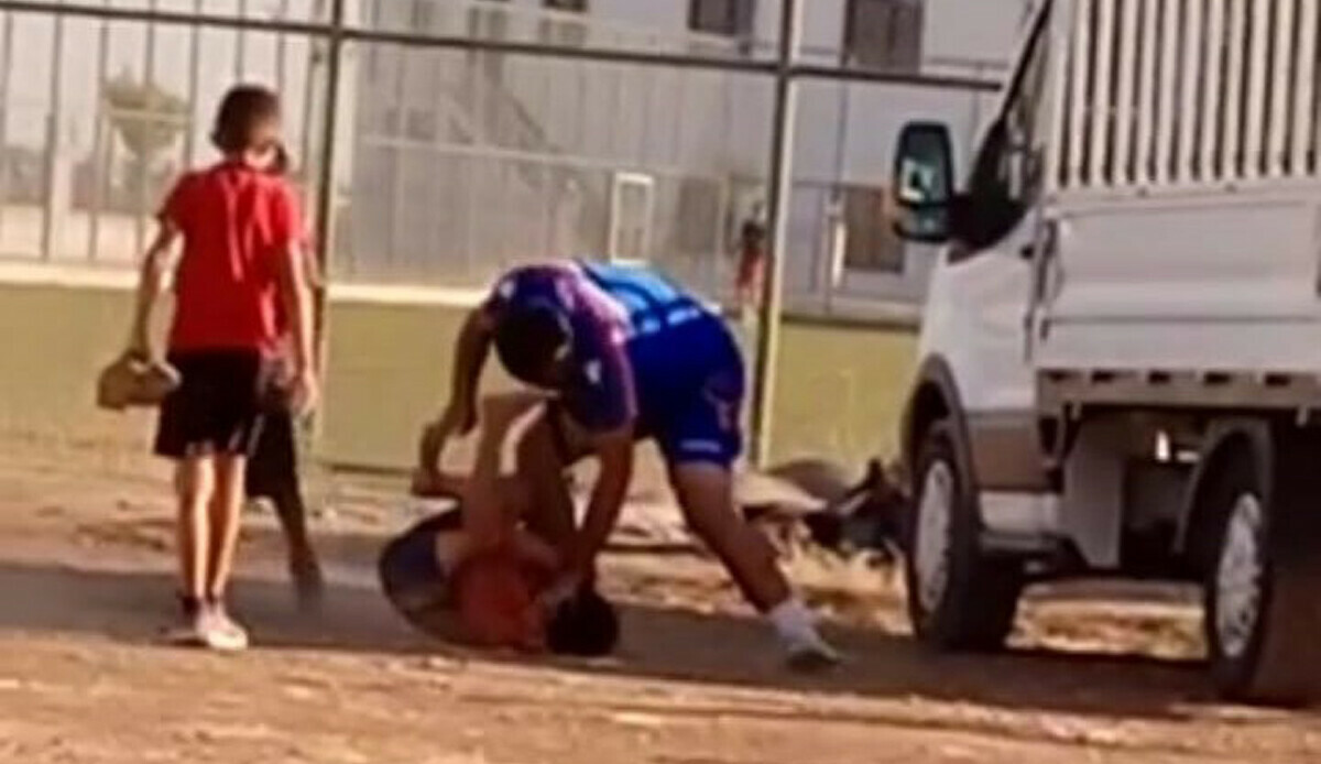 Mardin'de 9 yaşındaki çocuğu döven antrenör tutuklandı Mardin'de 9 yaşındaki çocuğu döven antrenör tutuklandı