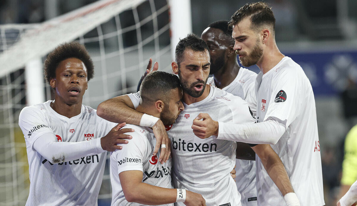 Medipol Başakşehir&#039;e Sivasspor dur dedi! 9. haftada ilk galibiyet sevinci