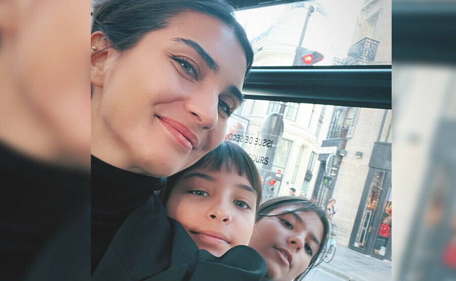 Tuba Büyüküstün’ün ikizleri büyüdü, annelerinin kopyası oldu Tuba Büyüküstün’ün ikizleri büyüdü, annelerinin kopyası oldu