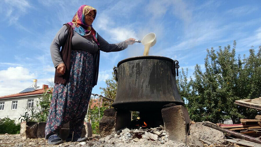 Kış aylarının vazgeçilmezi, kan yapıcı özelliği ile dikkat çekiyor! Üzüm pekmezinin faydası saymakla bitmiyort Kış aylarının vazgeçilmezi, kan yapıcı özelliği ile dikkat çekiyor! Üzüm pekmezinin faydası saymakla bitmiyort