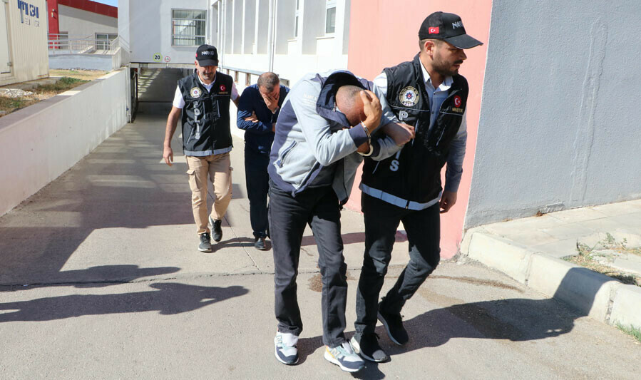 Adana'daki İBB'nin cenaze aracıyla uyuşturucu sevkiyatında 3 kişi hakkında karar Adana'daki İBB'nin cenaze aracıyla uyuşturucu sevkiyatında 3 kişi hakkında karar