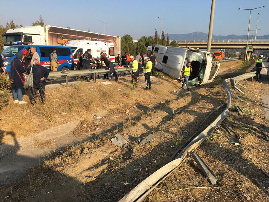 Kanser hastalarını taşıyan midibüs devrildi, çok sayıda yaralı var Kanser hastalarını taşıyan midibüs devrildi, çok sayıda yaralı var