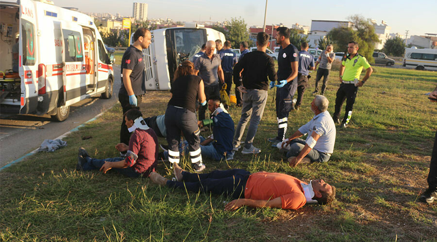 Adana'da işçi servisi devrildi: Çok sayıda yaralı var Adana'da işçi servisi devrildi: Çok sayıda yaralı var