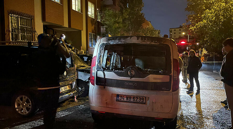 Ümraniye sokağa döküldü... Park halindeki araçlar alev alev yandı Ümraniye sokağa döküldü... Park halindeki araçlar alev alev yandı