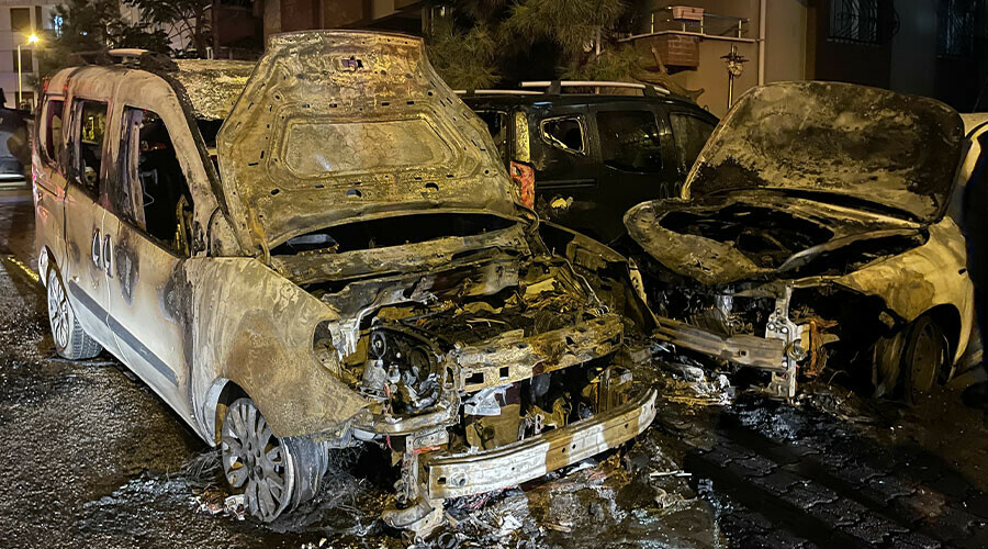 Ümraniye sokağa döküldü... Park halindeki araçlar alev alev yandı Ümraniye sokağa döküldü... Park halindeki araçlar alev alev yandı