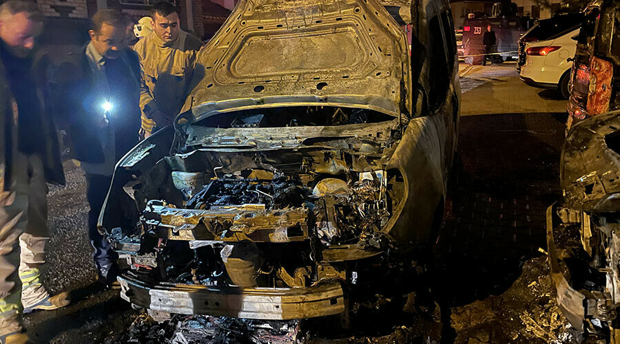 Ümraniye sokağa döküldü... Park halindeki araçlar alev alev yandı Ümraniye sokağa döküldü... Park halindeki araçlar alev alev yandı