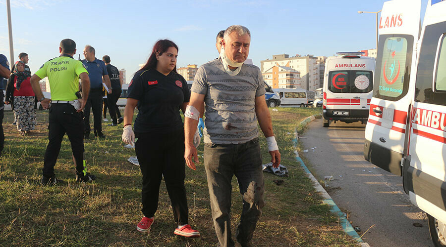Adana'da işçi servisi devrildi: Çok sayıda yaralı var Adana'da işçi servisi devrildi: Çok sayıda yaralı var