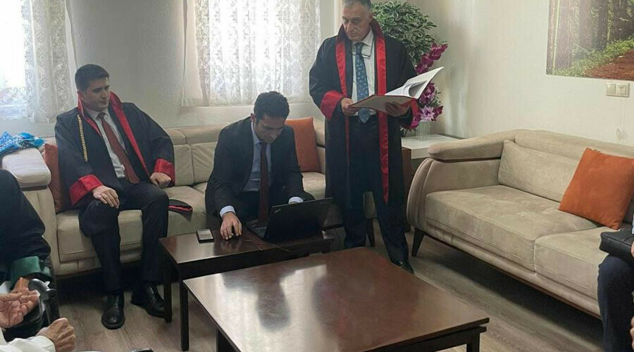 Mahkeme salonu değil huzurevi: 90’lık dedeler tartışınca hakimler ayağına gitti